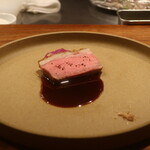 IZA - 房総 仔猪ロース マデラソース珈琲風味