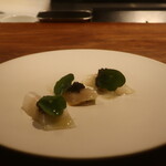 IZA - 赤イカとバナナのラベンダーオイルカルパッチョ