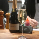 IZA - 2018 Brut Reserve, Gusbourne Estate