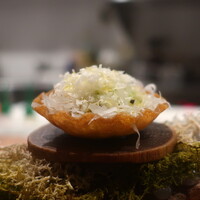 IZA - ミル貝とそら豆のタルトアップ