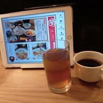 Yakitori Hare Tsubame - 卓上タブレット、冷麦茶、ホットコーヒー