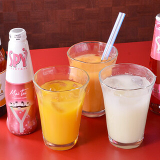 現地ビールやスパークリングカクテルなどタイを感じる一杯を提供