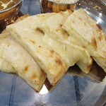 ミニ ネパール レストラン&バー アリサ - チーズナン
