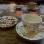 キッチン あずま - ごちそうさまでした
      コーヒーカップと、ソーサー（受け皿）のデザイン
      植物の蔦（ツタ）が繋がっててるように…
      写真を撮ってみました〜♪