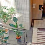 チーズケーキと彩りカレー Luna piena - 店へと降りる階段。