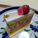 アルノー・ラエール パリ GINZA SIX店 - フレジェピスターシュ⭐️春色の映える美しさ❤️ピスタチオの豆感が表に出て、苦味や渋みを楽しむ春に相応しい⭐️