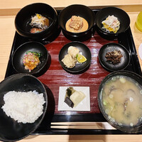 銀座 稲葉 - ・禅宗の食事をイメージした6品
                    ・南魚沼産コシヒカリの羽釜炊きご飯
                    ・小川原湖産大和しじみの味噌汁
                    ・香の物（大根、昆布、胡瓜）