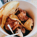 暴れん坊チキン - ポテトフライを食べていくと唐揚げが見えてきます！