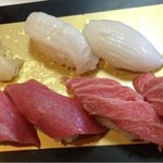 浜寿司 - トロ、中トロ、イカ、タコの握り