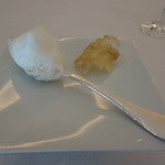 シンジコガ - 口取りのパルメサンチーズのチュイールと冷たい泡