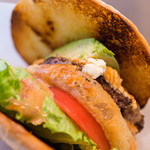 グラムズカフェ - 素材とバンズが美味しい「グラムズチーズバーガー」