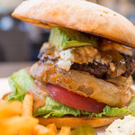 グラムズカフェ - 「グラムズチーズバーガー」に、「アボカド」と「ブルサンアイユ」をトッピング