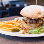 グラムズカフェ - 和牛を使ったレアな仕上がりの「グラムズチーズバーガー」