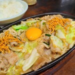 ケンゾーカフェ - 焼きラーメン(税込800円) 
      加熱した鉄板皿に載せられた焼きラーメン
      炒めた極細麺、ソース&豚骨スープが焦げ、芳ばしさが拡がります
      豚肉、キャベツ、ニラ、モヤシ、ベビースターと卵黄が載っています