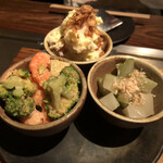 Okonomiyaki Imari - 三種の前菜:ポテサラ・生ザーサイ・エビとブロッコリーの明太子和え