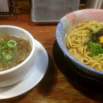 頑固麺 - 淡麗 あつ盛り釜玉 トロ肉醤油つけ麺1200円。