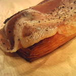 ブーランジェ エス・カガワ - クロワッサン・サレはベーコンのほどよい脂と黒胡椒がピリリ