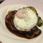 どうろくじん - 松坂ポークロースのステーキ（デミグラスソース）目玉焼添え　1,650円