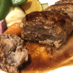 どうろくじん - ハンバーグステーキをカット