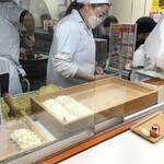 みんみん - テイクアウト口から店内方向