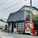 Hara - 12:25入店、4名掛けテーブルにゆったりと。先に1組居て後で2組来て帰る時は自分だけ。店内は昭和のままの懐かしく落ち着いた雰囲気でTV有り。