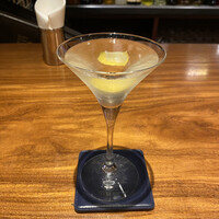 Empire Steak House Roppongi - レモンツイスト二枚。ちっちゃな鍛冶屋（仮）の系譜にある酒匠だけあり、ギロッポンにあって実に銀座的である。