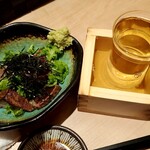 新橋 シロマル。 - 炙り鮪のわさび和え＋日本酒(刈穂)