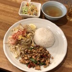 クロープクルア - ランチメニュー「パッタイ+鶏挽き肉のスパイシー炒め」(900円)