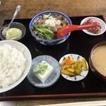一本杉 - もつ煮定食（600円）