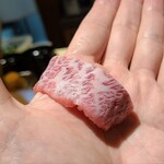 馳走 啐啄一十  - ③高森和牛のイチボしだれ
      脂の溶け出しが早く滑らか、脂の甘さが際立つ
      牛肉のエグみ無く、後味にベタつきは皆無
      食感は極上の本鮪大トロながら肉の味わい
      大変な事になった、一段ギアを上げ集中する