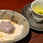 馳走 啐啄一十  - ⑱白胡麻プリン&小豆餡載せ
      モチモチぶるぶるな食感と控えめな甘さ
      滑らかな口溶け、こし餡も溶ける様な円やかさ
      
      ①煎茶
      【広島県広島市安佐南区竹の湧水、硬度8.5の超軟水】