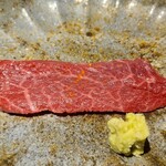 馳走 啐啄一十  - ⑤高森和牛のラムネクタイ、削り黄柚子皮掛け
      脂の溶け出しが滑らか、中トロの様です
      イチボしだれとは異なり見た目は完全に肉
      しかし食感と味わいにギャップがあり戸惑う
      これは手当てに理由があるのだろう