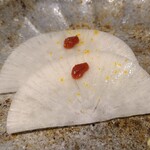 馳走 啐啄一十  - ⑦氷水〆大根、梅肉載せ(口直し)
      氷水で〆ただけなのにほんのりと甘さがあり、梅肉のアクセントと柚子皮の香りでサッパリします