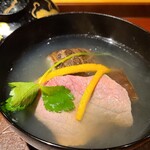 馳走 啐啄一十  - ④出汁掛け高森和牛のラムシン、椚原木椎茸、黄柚子&三つ葉載せ、利尻昆布と血合抜き鮪節の出汁のお椀
      ラムシンに出汁を掛けた極レア火入、フワッとした軟らかな食感と清らかな旨みに更なる戸惑い
      清らかって何？