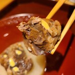 馳走 啐啄一十  - ①高森和牛のハバキ、湯島大根、羅臼昆布出汁のおでん仕立てのお椀
      牛肉筋の煮込み、香りなのにビックリ！
      太い筋がトロトロに煮込まれて軟らかく、周りの肉がホロホロと解れ、旨みが拡がります