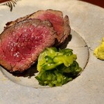 馳走 啐啄一十  - ②炭火炙り高森和牛の干し牛肉(14日)
      熟成とは異なり干すことで肉らしさが浮き彫りになる旨み、2週間干しているのに肉汁が内から溢れるのが不思議でならない