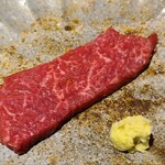 馳走 啐啄一十  - ⑥サッと炭火炙り高森和牛のラムシン
      見た目は同じだが、炙る事で脂と肉自体が活性化し旨みも増したが、肉の香りが強くなった
      牛肉のクドさは未だ感じない、恐ろるべし