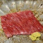 馳走 啐啄一十  - ⑧炭火炙り高森和牛のイチボ
      写真でも端が茶色が入り火入がなされているのが見て取れ、肉汁が浮き旨みが直接的に味わえる超レアな火入
      牛肉のクドさは未だ感じず、箸が止まらず