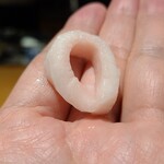 馳走 啐啄一十  - ⑬高森和牛のイチボ裏の脂
      脂と筋についての雑談から希望者への試食
      見た目は烏賊だし、少しコリ感もあるけど旨みは牛脂、しかもエグみは無く滑らか
      沼本氏の今迄の牛肉との対話の深さを感じる