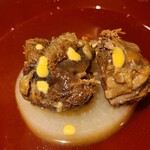 馳走 啐啄一十  - ①高森和牛のハバキ、湯島大根(長崎県湯島産)、羅臼昆布出汁のおでん仕立てのお椀
      ピュアな羅臼昆布のお出汁は主張のある多重な旨みが特徴なコクのある味わい