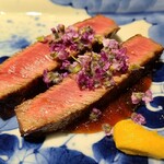 馳走 啐啄一十  - ⑭高森和牛の炭火焼きランプステーキ、馬鈴薯ペースト&醤油のソース掛け、紫蘇の花載せ
      牛肉って製品だけど高森和牛は沼本カットで作品となり、匠の技で芸術へ昇華
      写真では伝わらない美味しさがある