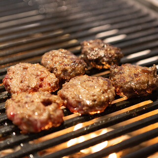 炭火で「焼き締め」して旨味を閉じ込めます。