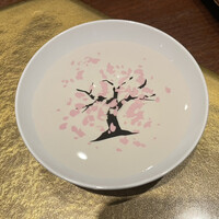 蕎庵 三たて - お酒を注ぐと桜の花が咲きます