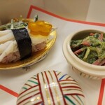 赤坂 菊乃井 - 手まりの器はにんじん葉の白あえ　ハマグリの器は白魚のお鮨と何だっけ？