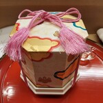 赤坂 菊乃井 - 貝合わせの器を模したお重はオーダーメイド