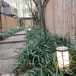 赤坂 菊乃井 - 京都風に玄関迄のアプローチが長い