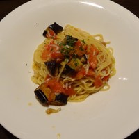 サント ウベルトゥス - ('13/06)サラダランチのパスタ（トマト） トスカーナ風サルシッチャと初夏の茄子のフリット入りトマトソース パルメザンチーズ風味