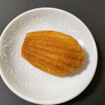 なかたに亭 - 店員さんがすすめてくれたマドレーヌ。卵を感じます。