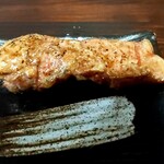 炭火焼鳥 ツン - 少し火を強く入れてもジューシーさが残る上質肉で歯ごたえある牛リブロース