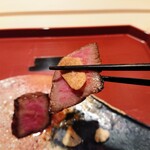 WAGYU USHITOMI - 山葵、ガーリックチップと自家製醤油塩で